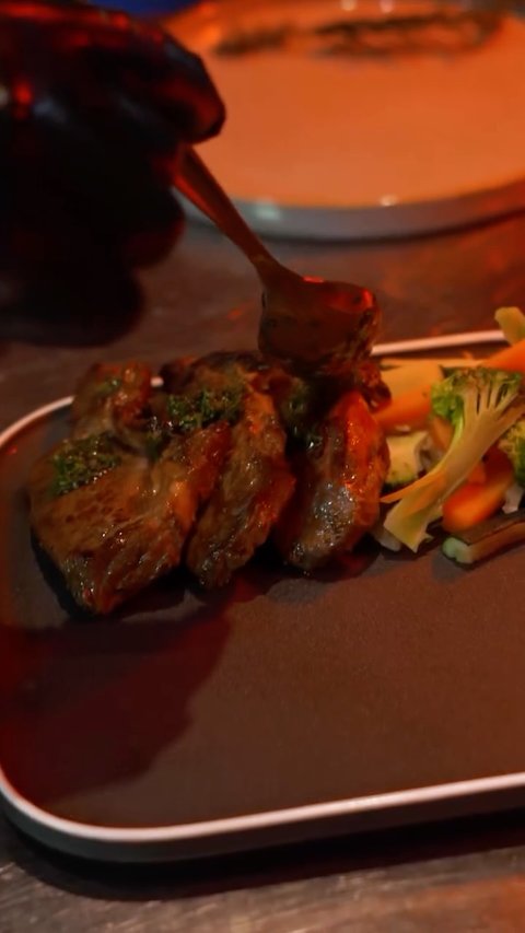 Meet the newest star of our grill. 
Our Sirloin Steak is perfectly grilled, finished with herb butter, and served with steamed vegetables, creamy avocado dip, and chimichurri sauce.

Now available at Baoli.
Reserve your table today.