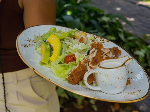 Fresh, flavorful, and made to satisfy.

Join us at Hickory for meals you'll keep coming back for.