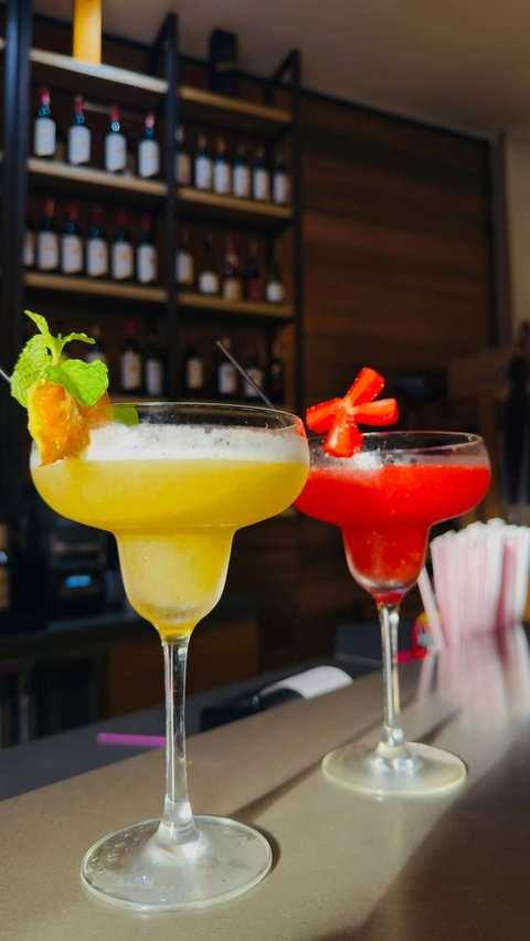 Two is always better than one ! Grab that Cocktail and we call it a weekend 🥳

#weekend #cocktails #karveli #kampalacity #viralpost