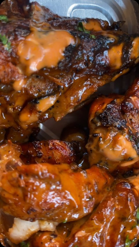Indulge in the succulent taste of our mouthwatering chicken by pre-ordering now! With a variety of delicious options on our menu, satisfaction is guaranteed. DM us to pre-order/ check out our highlights for the full menu. 🍗🤤
