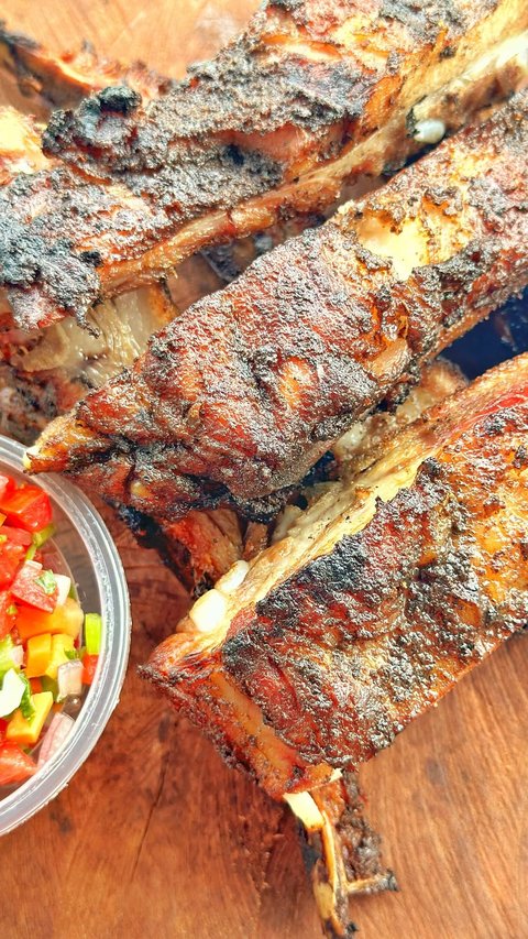 Your smoked pork ribs are also ready for your orders. Feel free to point at a rack and say “nze bampimile ako bakampe nga bwekali.” A kg is 50k. 

0708348573