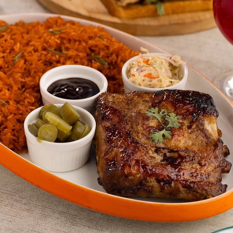 Fall-off-the-bone pork ribs🤤🔥paired with smoky jollof rice for a meal that speaks for itself. One bite and you’ll understand the hype😌

#jollofrice #porkribs #dstrkt24 #ghanafood #trending