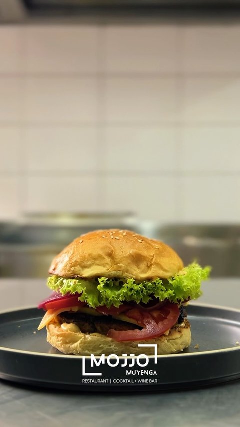 Delicious Burgers 🍔 🍔🔥 around town #kampalarestaurants #mojjokla #kampalalifestyle #restaurantsnearme #muyenga
