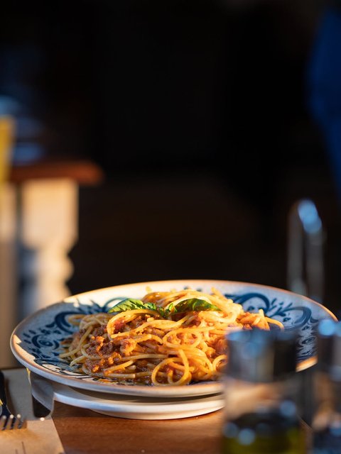 A generous serving of spaghetti finished with a rich beef ragu and tomatoes.
Our Bolognese pasta is a perfect dish choice for both lunch and dinner.
Come hungry. Leave impressed.

For reservations; Call +256 700 805000
📍 Plot 4A Mabua Road, Kampala 
Happy fine dining 🥂

#finediningexperience #dinnerdates #corporatedining #cantinedivinoug