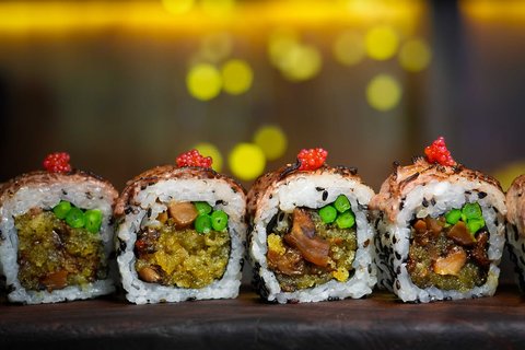 🚨 New Roll Alert 🚨
You know that feeling when you order something new and it instantly becomes your new favourite? 🍣

Yeah... this is that kind of roll.

Tag the friend who's should definitely try this. 👇
#sushi#foodie#japanesecuisine
