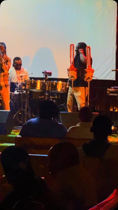 Unusual sounds @ssewa_ssewa x @janzi_band x @professor_joewi #janzi #thursday #vibes #fyp