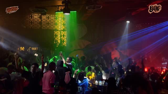 That moment when @dread_lazer_dj had everyone’s in sync at #ShakeDownSaturday 

#Baale28