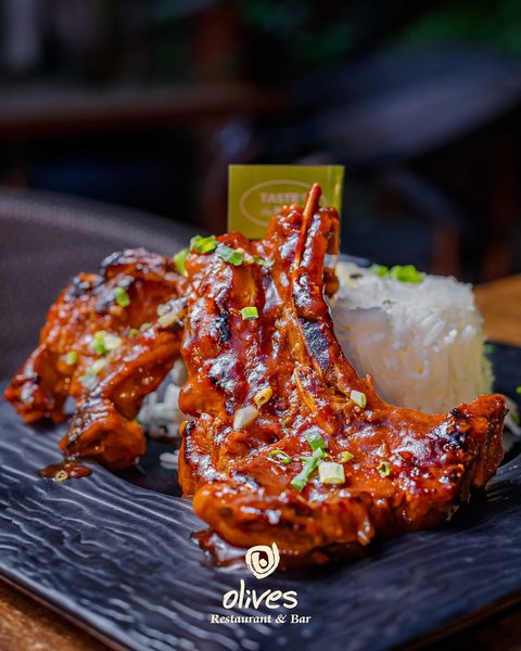 This is what a good Monday looks like. Juicy grilled pork served with rice, fresh salad, and rich house sauce. 

See you at Olives.

#oliveskampala #naguru #porklover #grilledpork