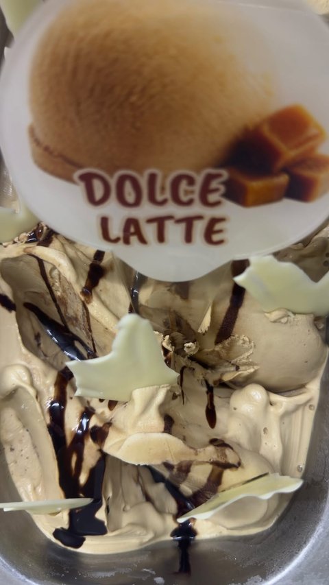 🚨NEW FLAVOR ALERT🚨 : Dolce Latte !!
Flavor profile is milky, sweet, Caramel like, Similar to candy not coffee flavored. 

Available at all our four branches. 

#dolcelatte #karveli #kampala #restaurant #uganda