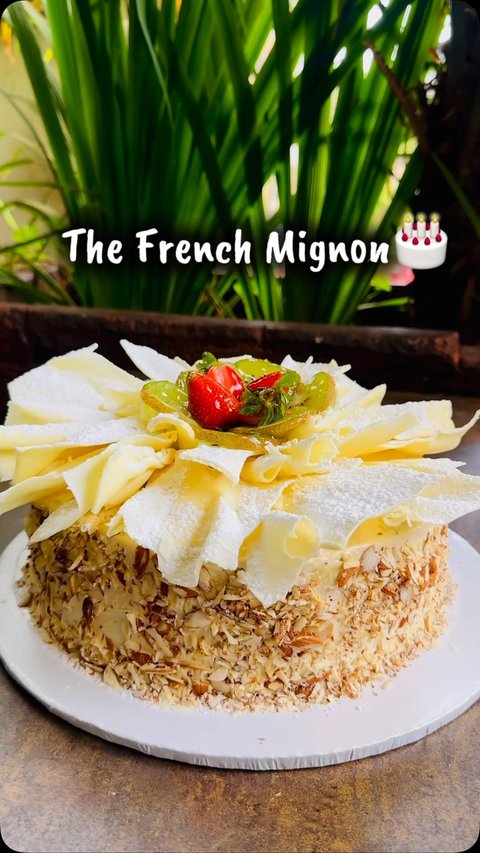 Our Karveli speciality : The French Mignon. A soft sponge cake soaked with passion syrup , layered with fresh Kiwi and strawberry fruits finished with almonds and white chocolate ! 

The perfect dessert does exist 🤌🤌

Order one now at only 200,000 for a 2kg 

#karveli #restaurant #bakery #frenchmignon #karvelibakes