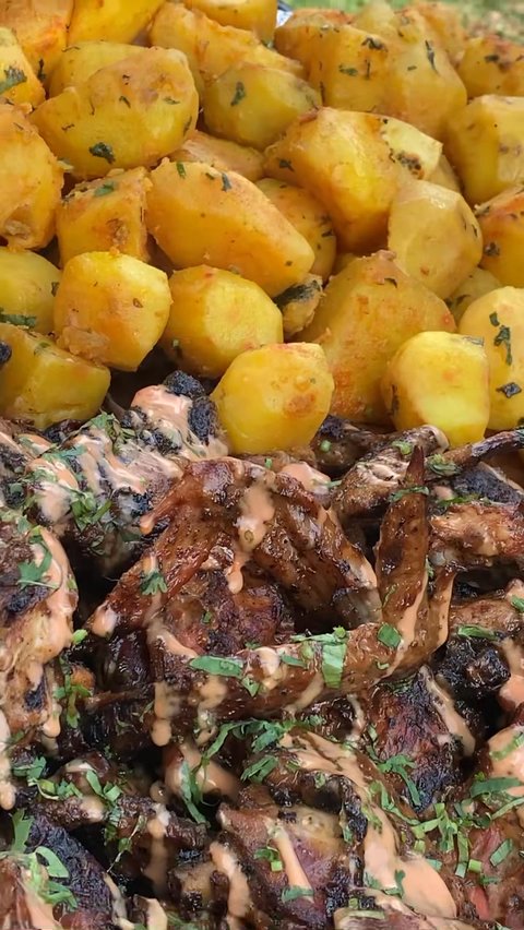 "🔥 Grill & Chill: Dive into our BBQ buffet where every bite is a flavor explosion! Perfect for gatherings, celebrations, or just because it's a beautiful day. Who's ready to feast? 🍖🌽