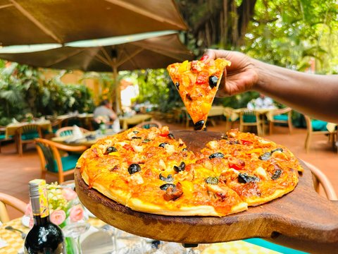 Satisfy your weekend cravings with freshly baked pizza, refreshing drinks, and a warm, inviting atmosphere at Speke Hotel Kampala, where every bite is worth savoring.

https://www.spekehotel.com
Contact Us: +256 752 711 710 / +256 752 711 709
#RockGardenCafe #SpekeHotel