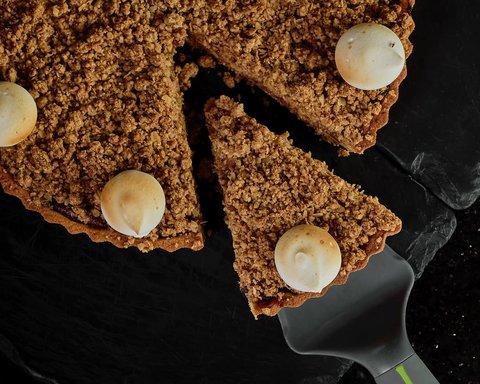 A crisp buttery base layered with tender spiced apples and a rich crumble.
Best paired with rum & raisin gelato.
Apple Crumble Tart. 

Only at Hiro.

#applecrambletart #hiro #dessert #pastry #bakery