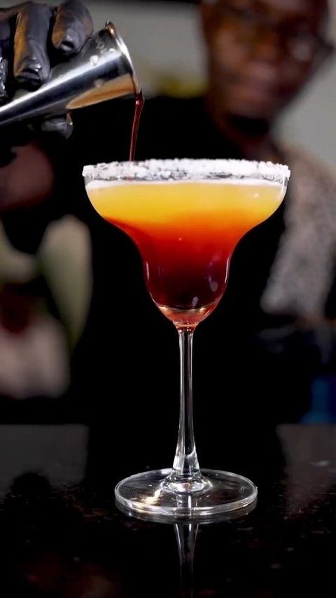 Behind every great cocktail is a little artistry, a little precision, and a whole lot of passion 🍸✨️

Take a sneak peek on how some of the magic happens ✨️ 

Join us at 📍Tavola restaurant, Design Quater.Plot 38, Kyadondo rd. Nakasero 
📞0393000568 for reservations. 

#cocktails 
#tavolakampala 
#kampalarestaurants