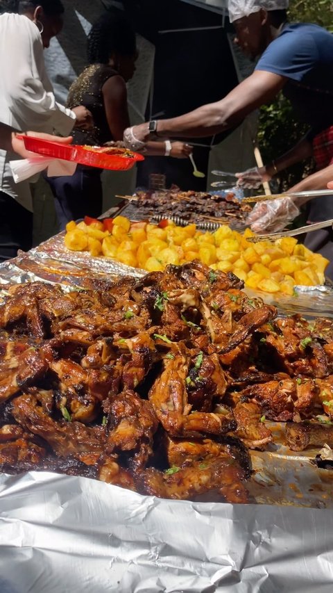 From casual get-togethers to lavish events, we cater to all outdoor occasions! DM for reservations! 😋 #BookNow #BookLaParfait