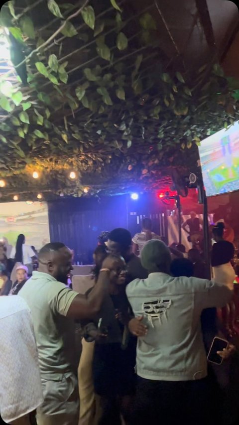 Hello party people, after cleaning remember too that there’s a party going on tonight at Velvet black so those that missed last Saturday we still gotta so much for you tonight 📌

@velvetblacklounge 

⏰ 9:00PM
🕹️kisaasi kyanja road 
💴 Free entry 

#thebackboneband #liveband