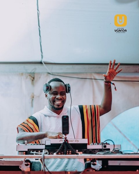Making his We Are Wan debut @richiendagije 
One of Uganda’s most promising Afro-house visionaries — a rising DJ whose sound bridges ancestral rhythm and modern pulse 🌍✨✨

📅 Saturday 27th December 
📍 @kickoffsports_ug 
⏰ 8pm 

Djs: 
@richiendagije 
@jjkalisa 
@awekobrianmusic 
@el_dj_leo 
@theslimlion 

Ticket link in bio