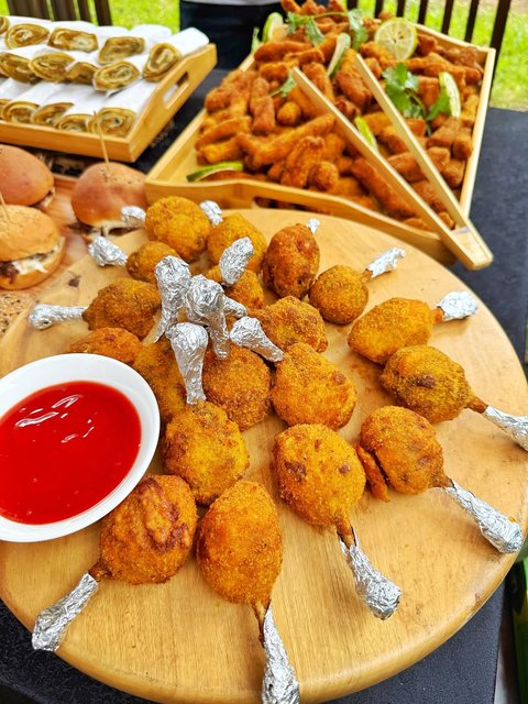 BBQ Finger Bites
• Mini pulled pork sliders
• Rolex bites 
• Beef samosas
• Chicken lollipops
• Crispy fish fingers

Served with BBQ sauce
- Garlic mayo
- Sweet chili
- Tomato 
- Ketchup
- Tartar sauce.