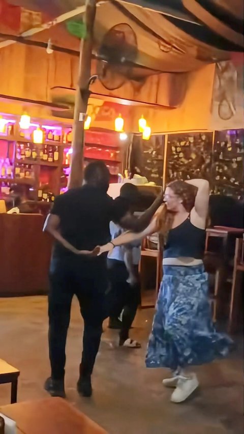 We dance again tonight at EL Taco, Bukoto. 

Class: Bachata.. 

Let’s dance!! #eltacoug #mexican #salsadancing #bachata #sunday