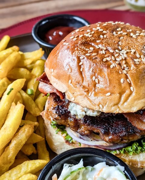 Your midweek treat featuring your burger of choice and a beer @30k. 🍔 🍺

📍 Plot 6, Kanjokya Street 
📍 City Centre, Opposite Uganda House 
☎️ 0709 744 804 / 0780 542 055