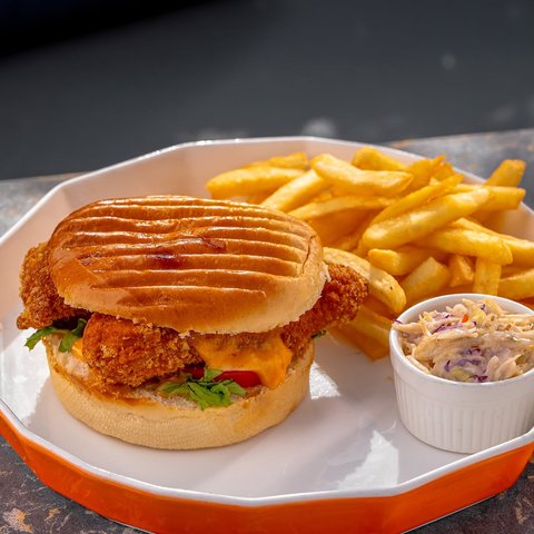 Simple,crispy….satisfying 🤤🍔

#accraeats #burger #yummy
