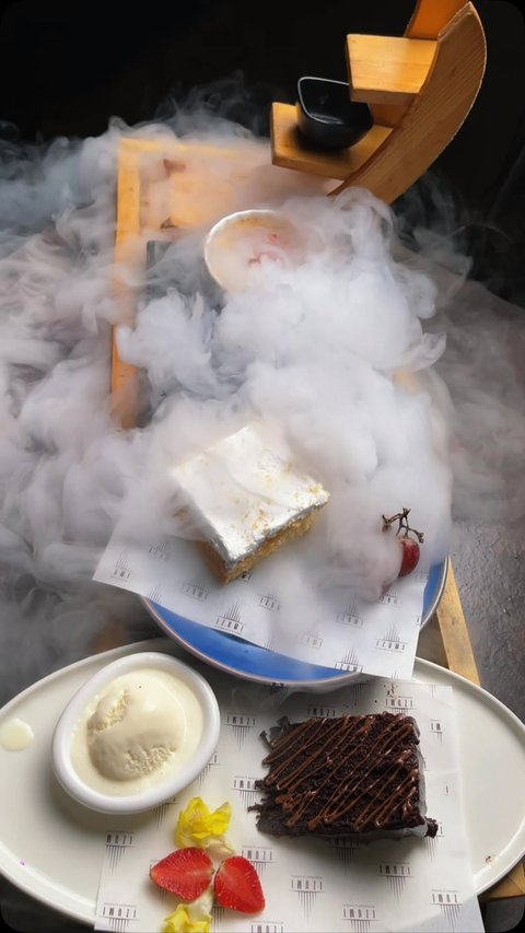Dessert platter with Chocolate fudge cake, coconut milk cake 🎂, Lemongrass crème brûlée 🍮