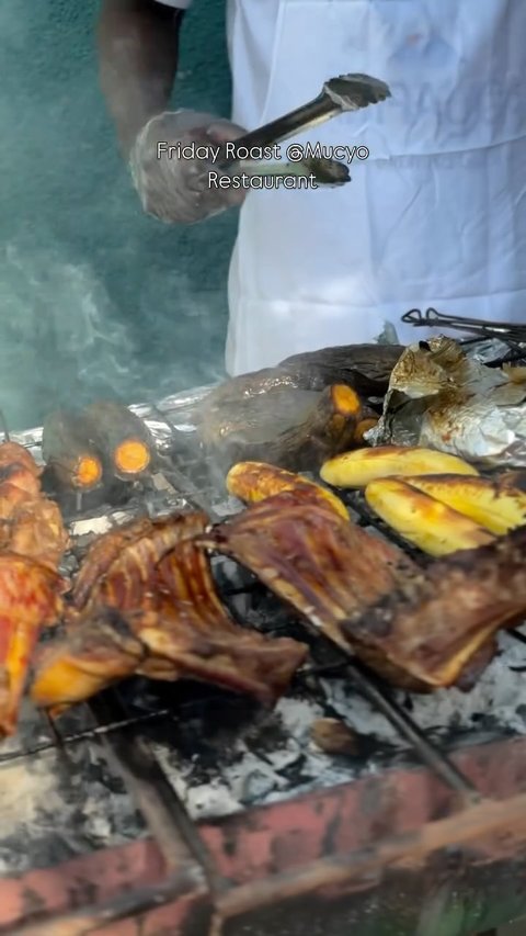 Here is a Friday plot for us, A Friday Roast happening @mucyo_restaurant every Friday
& here are some details
• we get to test all meats seen in this video (and no pork) which is a plus
• comes with a free mocktail or cocktail
• it’s only 75,000 ugx per person
This outfit is from @axarya_ug a Ugandan brand you guys can check them out.
#Fridayplot #fridayroast #mucyo #mucyorestaurant #nyamachoma