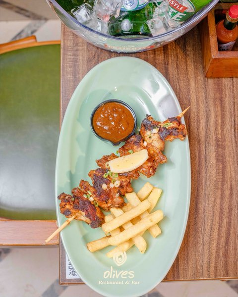 Where are we meeting?”
Send them this. 😌

Buffalo Chicken Wings + 4 Castle Lite Beers for just UGX 60,000. Available all day at Olives.

#oliveskampala #naguru #beerlover
