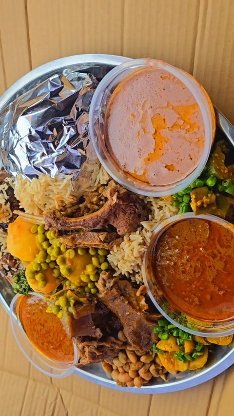 Beef & Goats meat platter for 2people.
Try it Now!!
Whatsapp 0750708516..
#lusaniya#exploreuganda#kampala
#kampalarestaurants#localfood