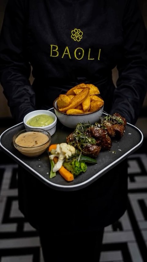 A steak worth slowing down for. 

Tender Beef Medallions, perfectly grilled and served with all the right accompaniments.

📍 Arena Mall Rooftop, Nsambya, Kampala
📞 +256 760 338 299