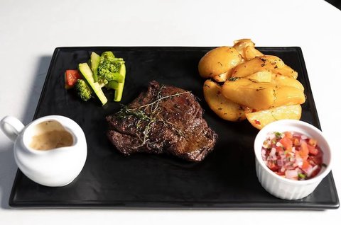 Some meals you remember… this is one of them 🔥🥩
Juicy, flavorful, and served just right at Noni Vie.

#lunch #dinner #nonivie #kampala #trend ing