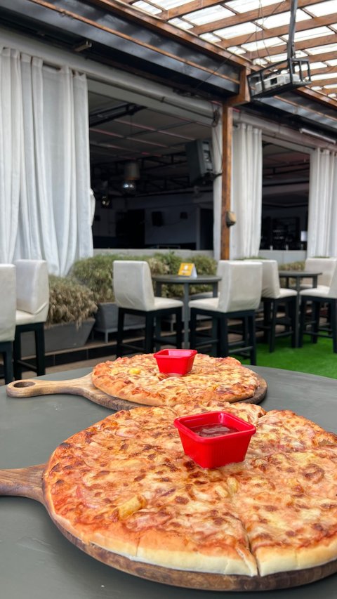 Friday Pizza Deal is here! 🍕

Friday tastes better at Isabella Lounge! 
Buy 1 Pizza and get 1 FREE. Bring your appetite and someone to share the second pizza with.

📍 Isabella Lounge – Ntinda
🔥 Every Friday from 9:00am to 9:00pm.

#isabellalounge #pizzapromotion #buy1get1free #fyp #pizza