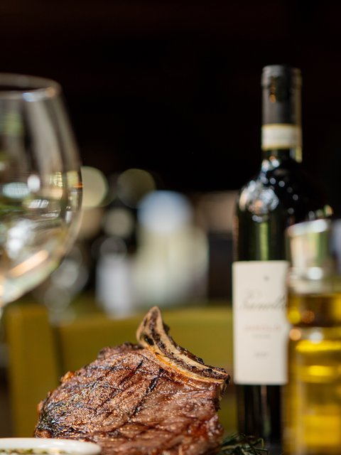 We serve the kind of steak that keeps you coming back. 🥩 

Our 500g Sirloin on the Bone is grilled to your preferred doneness, bringing together bold flavour, a succulent texture, and the unmistakable character of a premium cut.

Book your table and indulge in an unforgettable dining experience.
📞 +256 700 805000
📍 Plot 4A Mabua Road, Kampala

#steaklovers #premiumsteak #steakhouse #cantinedivinoug
