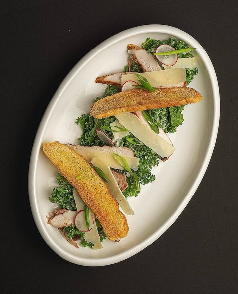 Not every meal has to be heavy to hit the spot… sometimes all you need is something fresh, crisp, and made right 🥗
This Caesar salad at Noni Vie? Exactly that.

#uganda  #restuarants #salad #food