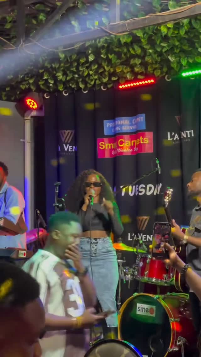 That feeling when you’re singing your favorite song on stage with @thee_unnamed 🥰😀#CubanaTuesday