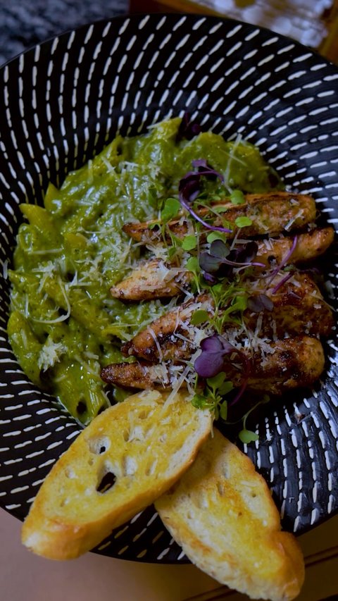 If pesto is your love language, this one’s for you.

Creamy basil pesto, perfectly cooked penne, grilled chicken, and parmesan. What’s not to love?

Reserve your table today.