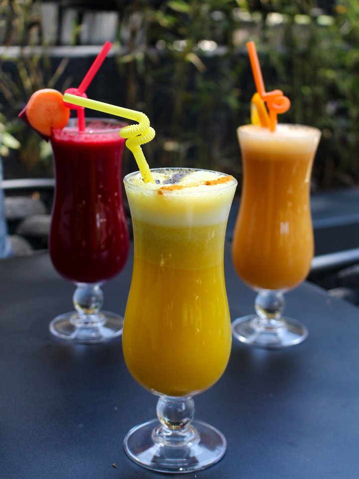 Don’t overthink how to start the weekend. Call the crew. Pull up. Grab a juice.Easy! For Reservations |