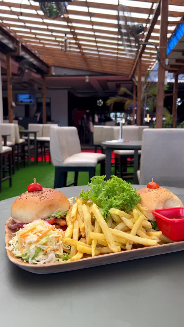 Isabella Lounge